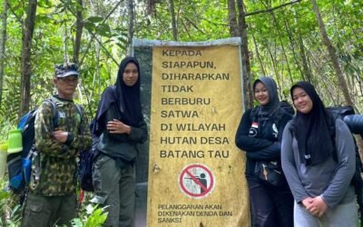 Kegiatan Pemasangan Spanduk Dihutan Desa Sri Wangi Oleh Tim Patroli LPHD Batang Tau